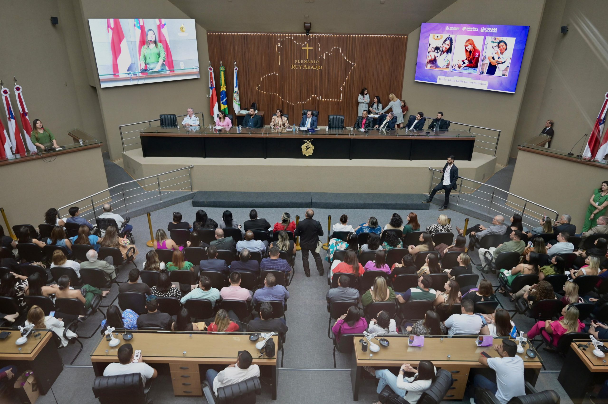 Primeira medica veterinaria da Aleam deputada Joana Darc realiza Sessao Especial em homenagem ao Dia do Medico Veterinario 3 scaled