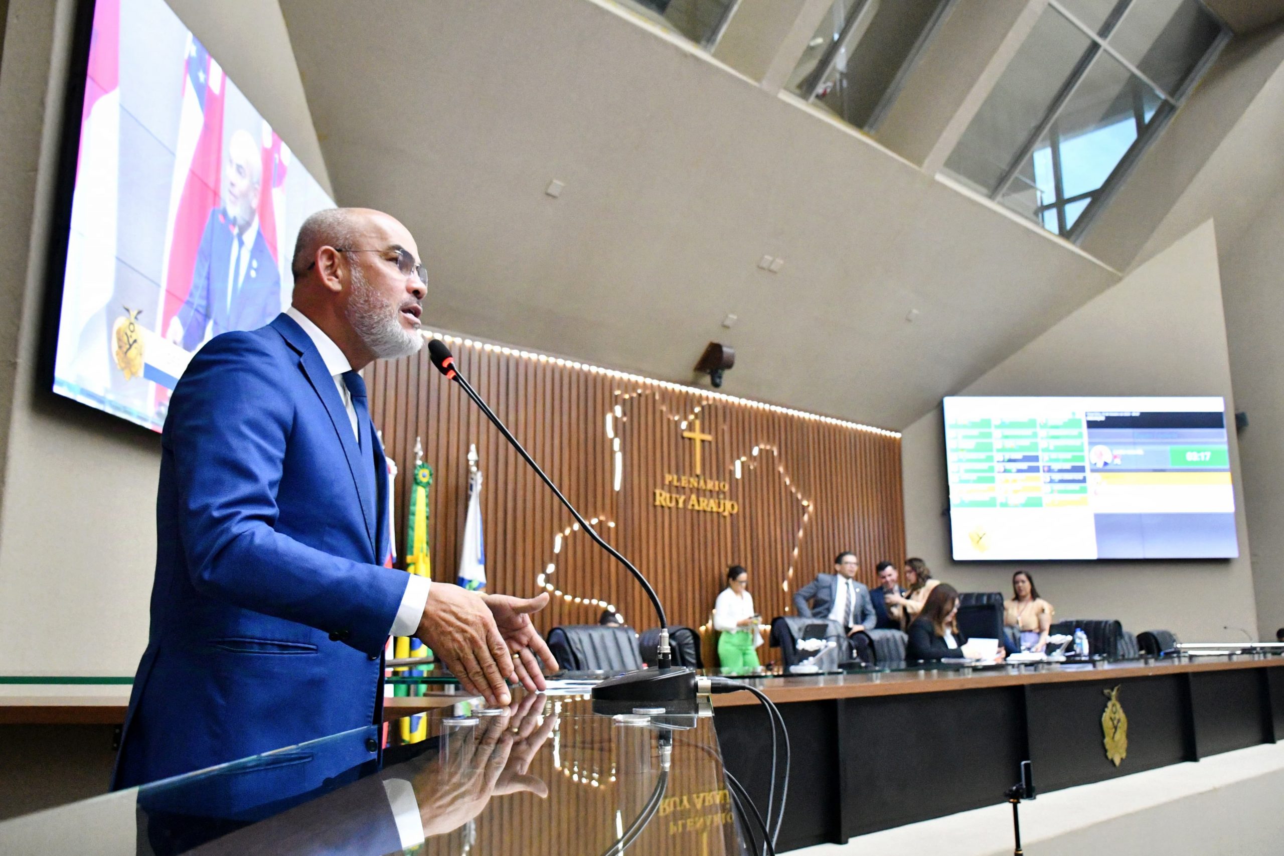 Deputado Cabo Maciel homenageia professores e celebra o aniversario de Parintins em discurso na Aleam Foto Paulo Ferraz scaled