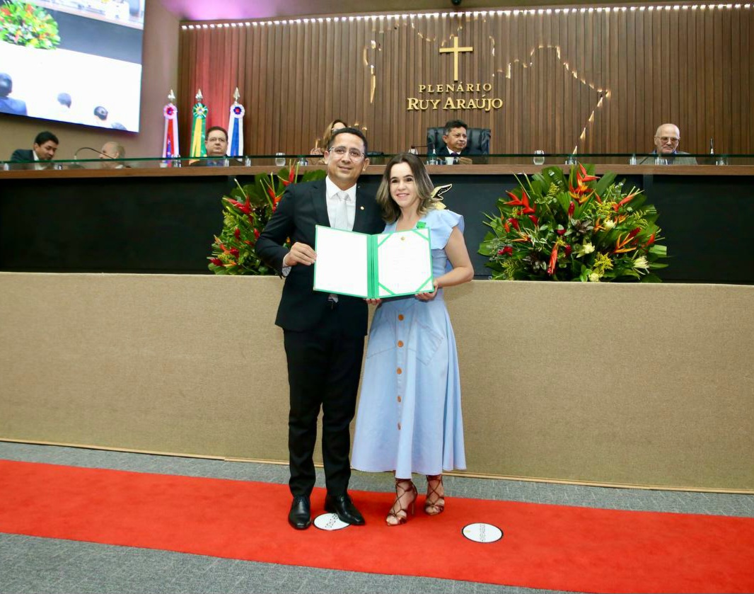 Deputado Daniel Almeida homenageia Marcia Lira com Medalha de Merito Legislativo Educacional Foto Gilson Mello