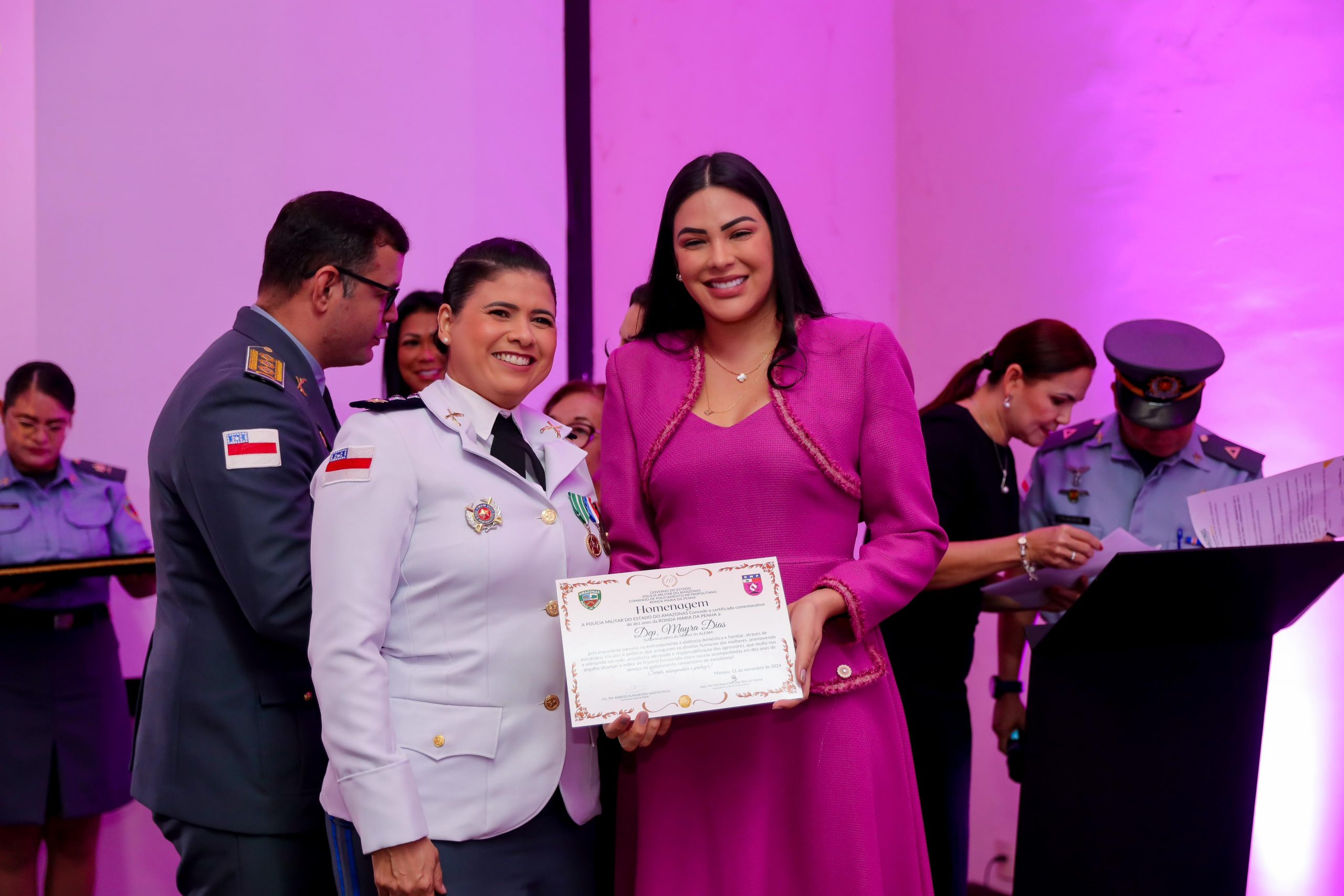 Deputada Mayra Dias e homenageada nos 10 anos da Ronda Maria da Penha Foto Tadeu Rocha scaled